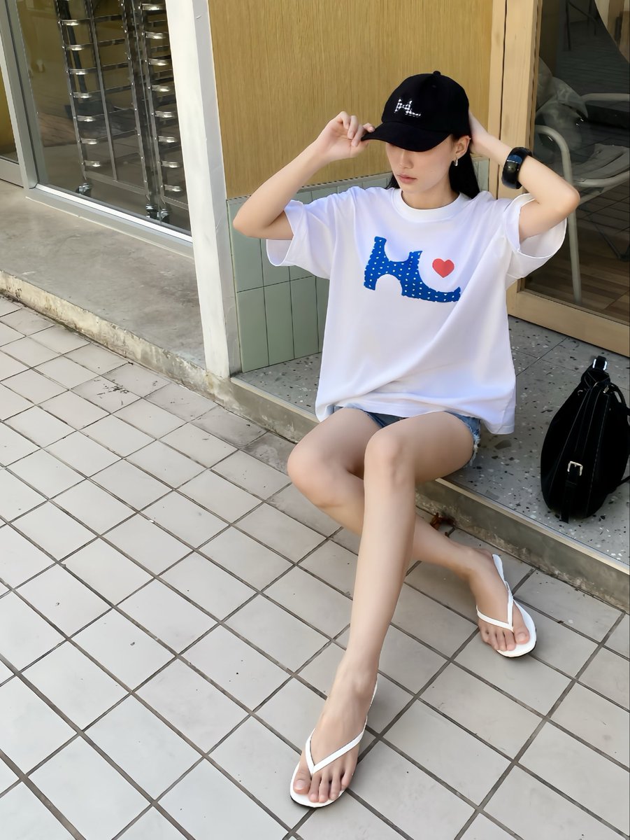 monoonom9's tweet photo. 足フェチ　足指　サンダル　裸足 https://t.co/Yj2qrMUYPA