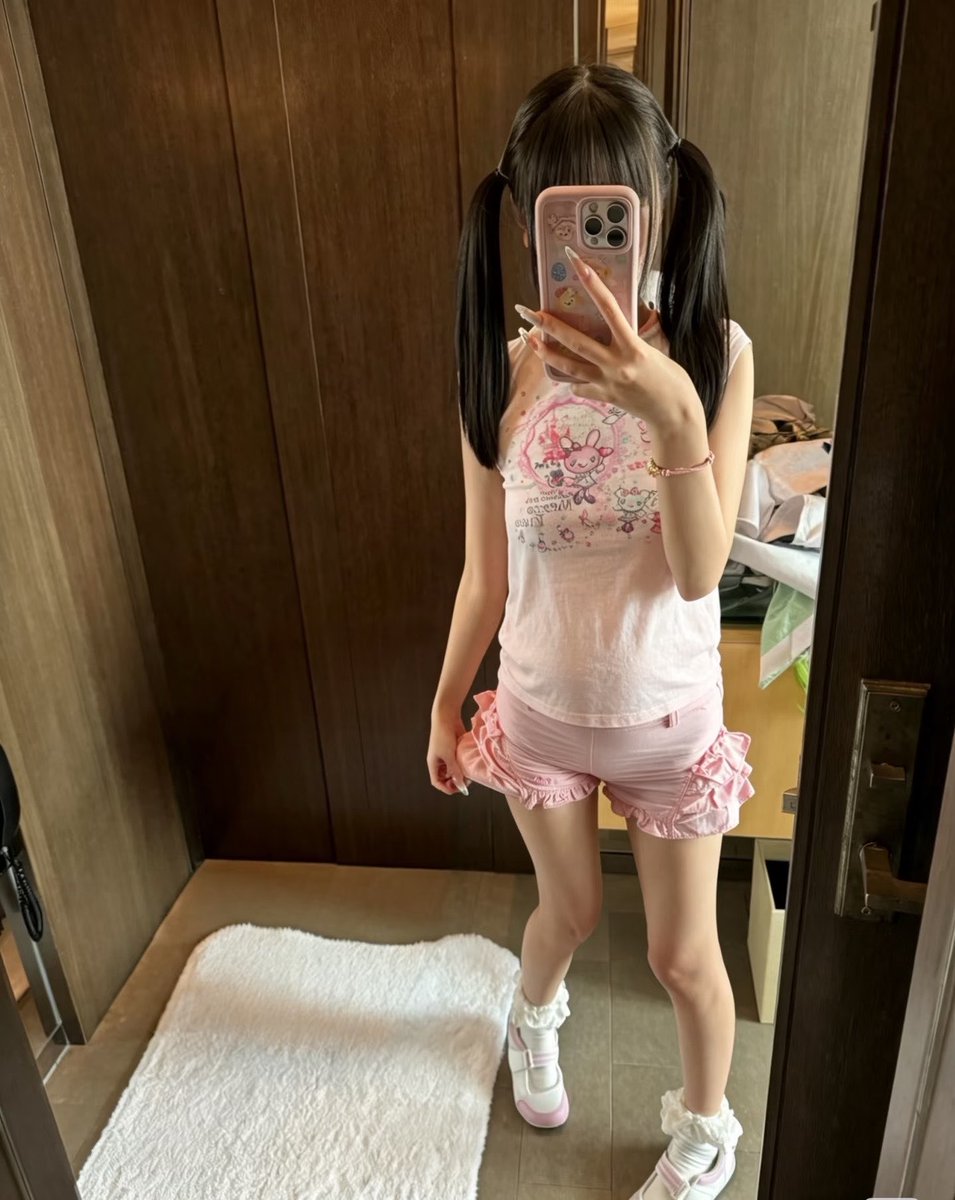 cybulskigrz's tweet photo. 刚写完作业，就偷偷拍照片了

有人想锐评一下我15岁的燥福嘛 🥹   

看完不许瞎说，赶紧看，我要删了… https://t.co/dPh72cQHqR