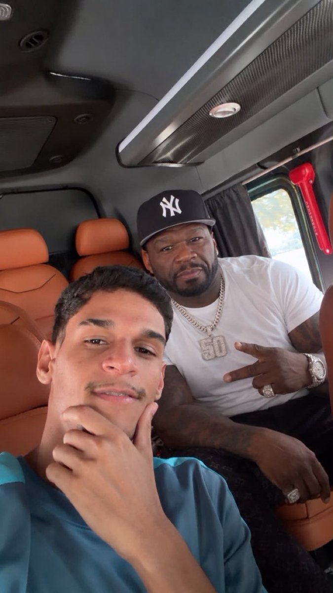 choquei's tweet photo. 🚨FAMOSOS: O influenciador Luva de Pedreiro ao lado do cantor 50 Cent. https://t.co/sNPNmWRdpN
