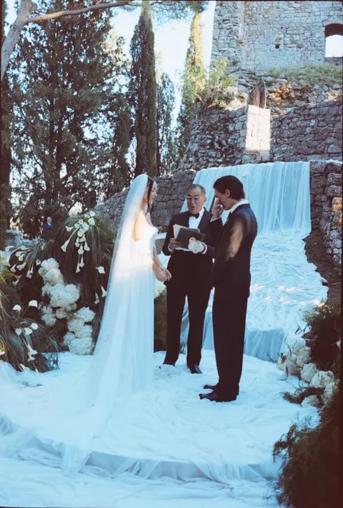 dotemath's tweet photo. kenny ortega (diretor de descendentes) oficializou o casamento de dove cameron e damiano david https://t.co/tTMonJRaOe