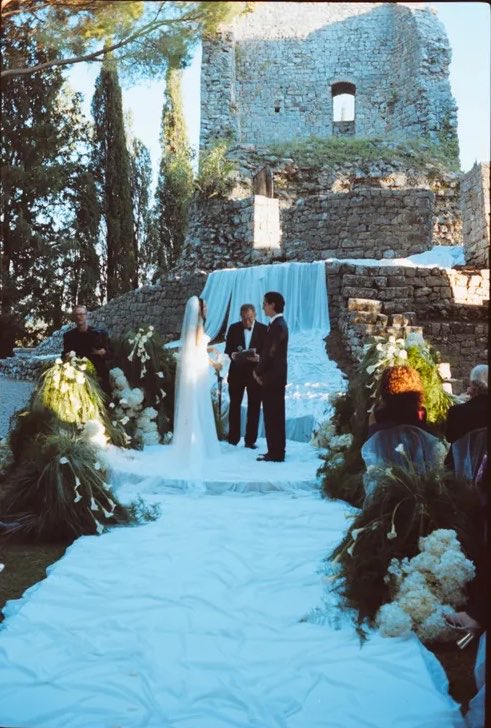 dotemath's tweet photo. kenny ortega (diretor de descendentes) oficializou o casamento de dove cameron e damiano david https://t.co/tTMonJRaOe