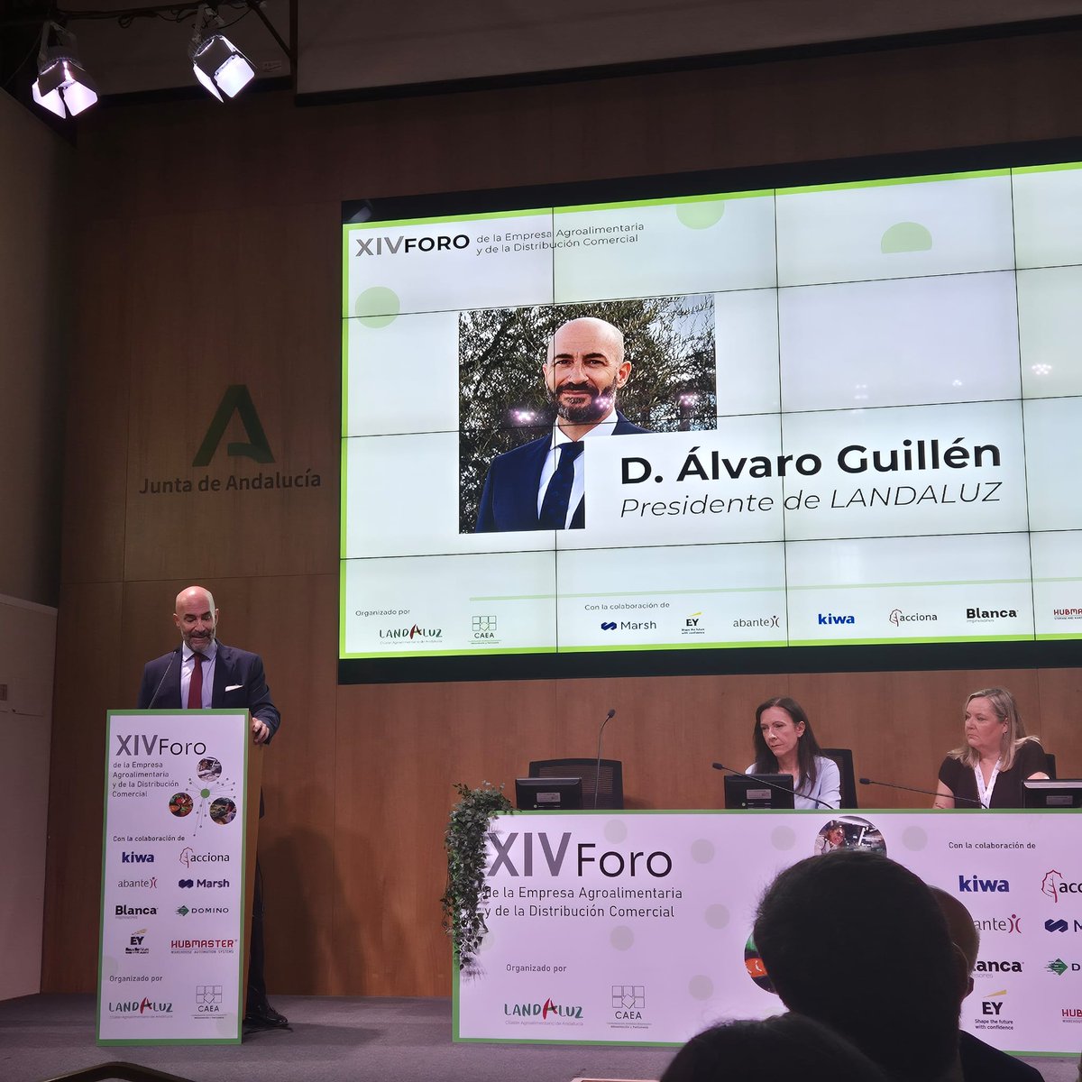 FEICASE's tweet photo. XIV Foro de la Empresa Agroalimentaria y de la Distrib Cial organizado por @LANDALUZ_Asoc  y @SomosCAEA en el que se han abordado 3 ámbitos decisivos para el presente y el futuro del sector: la calidad institucional, la regulación y la sostenibilidad. https://t.co/qF8IbLrfn6