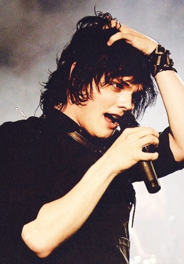 lov3field's tweet photo. like this is gerard daughter right here it’s sickening https://t.co/ljujFxjBcd