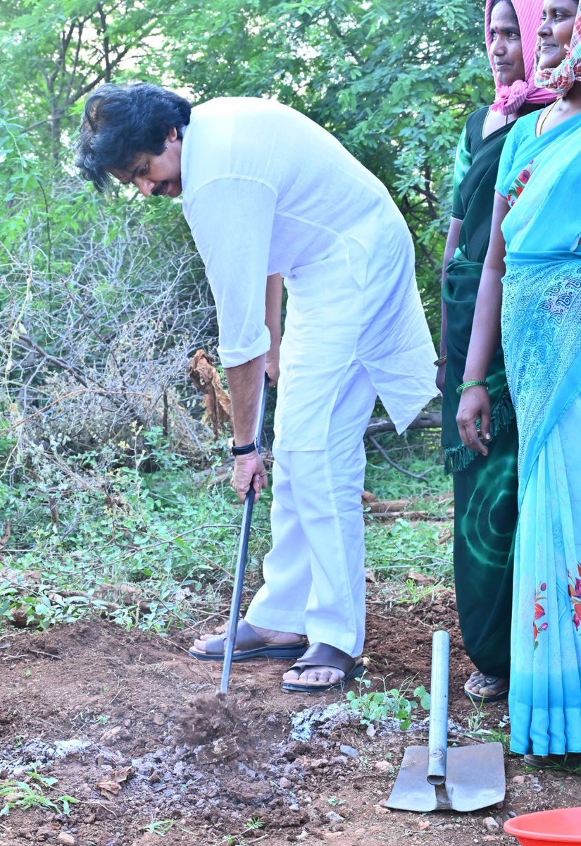 saladisai96's tweet photo. BOSS @JanaSenaParty
#PallePanduga #APTowardsGramaSwaraj
#APRuralDevelopment https://t.co/X5Rqc5W0D5