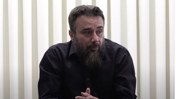 sehadetmektebi1's tweet photo. ❗️Murat Hoca'dan Haber Var❗️

Cuma günü gözaltına alınıp birkaç saat içerisinde tutuklanan Murat Hoca'nın, aldığımız güncel bilgiler doğrultusunda;

▪️ 4 metrekarelik bir hücrede tutulduğunu
▪️ İlaçlarının verilmediğini
▪️ Çatal kaşık dahi verilmediğini 

mahrumiyet politikasına maruz bırakıldığını üzülerek ve kınayarak öğrenmiş bulunmaktayız.

Rabbim Allah dediği için bir adamın bu muameleyi görmesinde payı olanlar!

Sizin adınıza üzgünüz
Sizin yerinize biz utanıyoruz
Bu kadar düşmüş olmanızı kınayarak seyrediyoruz.