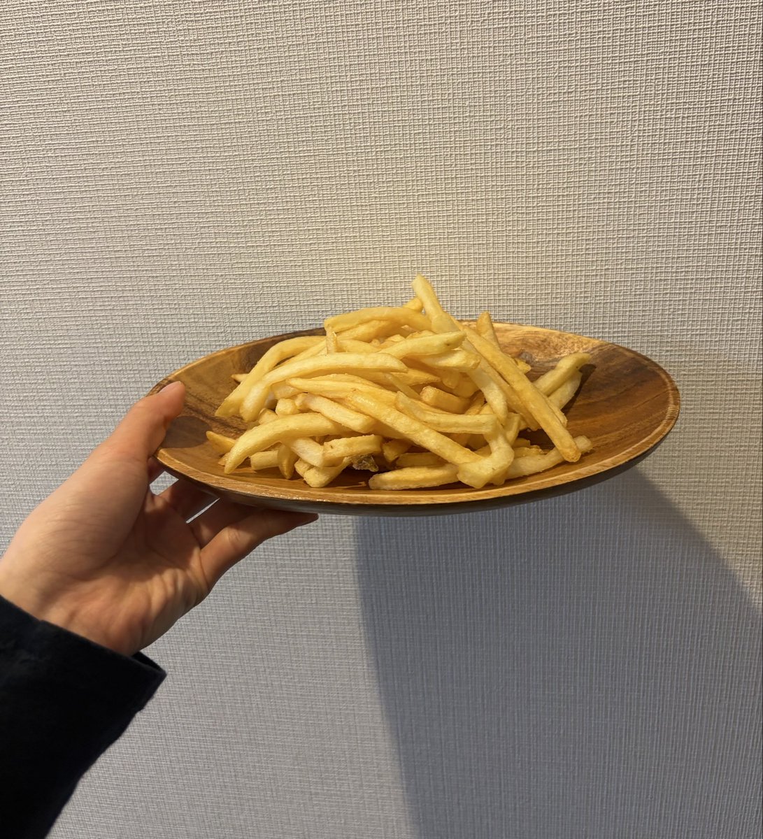 Reiyo_official's tweet photo. 私の生きるコツ💡
その日のご褒美は必ず良い感じに盛り付けて食べることです笑笑 今日はマックのポテトをご褒美にして、こんな感じ✨✨ これだけでも何割増しか美味しく感じれます🤤 炭酸水もグラスにいれて、ケチャップ系も追加してね🤫 Reiyo  #松本麗世 https://t.co/TxhxjekzUD