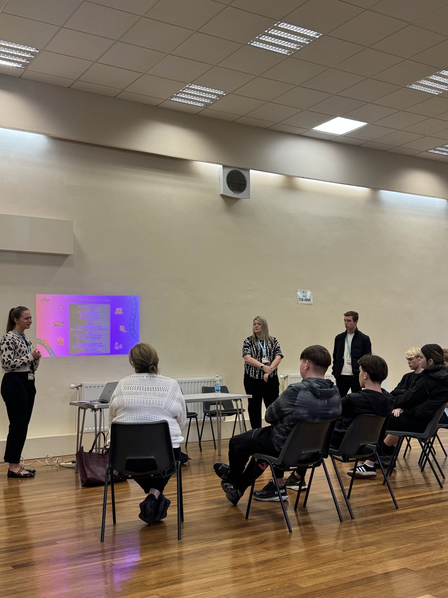 PathwaysNLC's tweet photo. 🌟Week 8🌟
We had our Early Careers Team out talking with our youth about Summer Placements and Modern Apprenticeships. A very useful session with loads of interesting information.  👍🤩 #WorkingTogether @nlcpeople https://t.co/FXP9o7Ur86