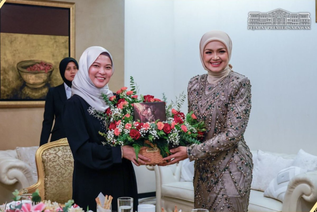 BAD_ARSILA's tweet photo. Biduanita Negara, YBhg. Dato’ Sri Siti Nurhaliza bersama Premier Sarawak, YAB Datuk Patinggi Tan Sri (Dr) Abang Haji Abdul Rahman Zohari di Anugerah Industri Muzik ke-25 https://t.co/lqWChmH4t4