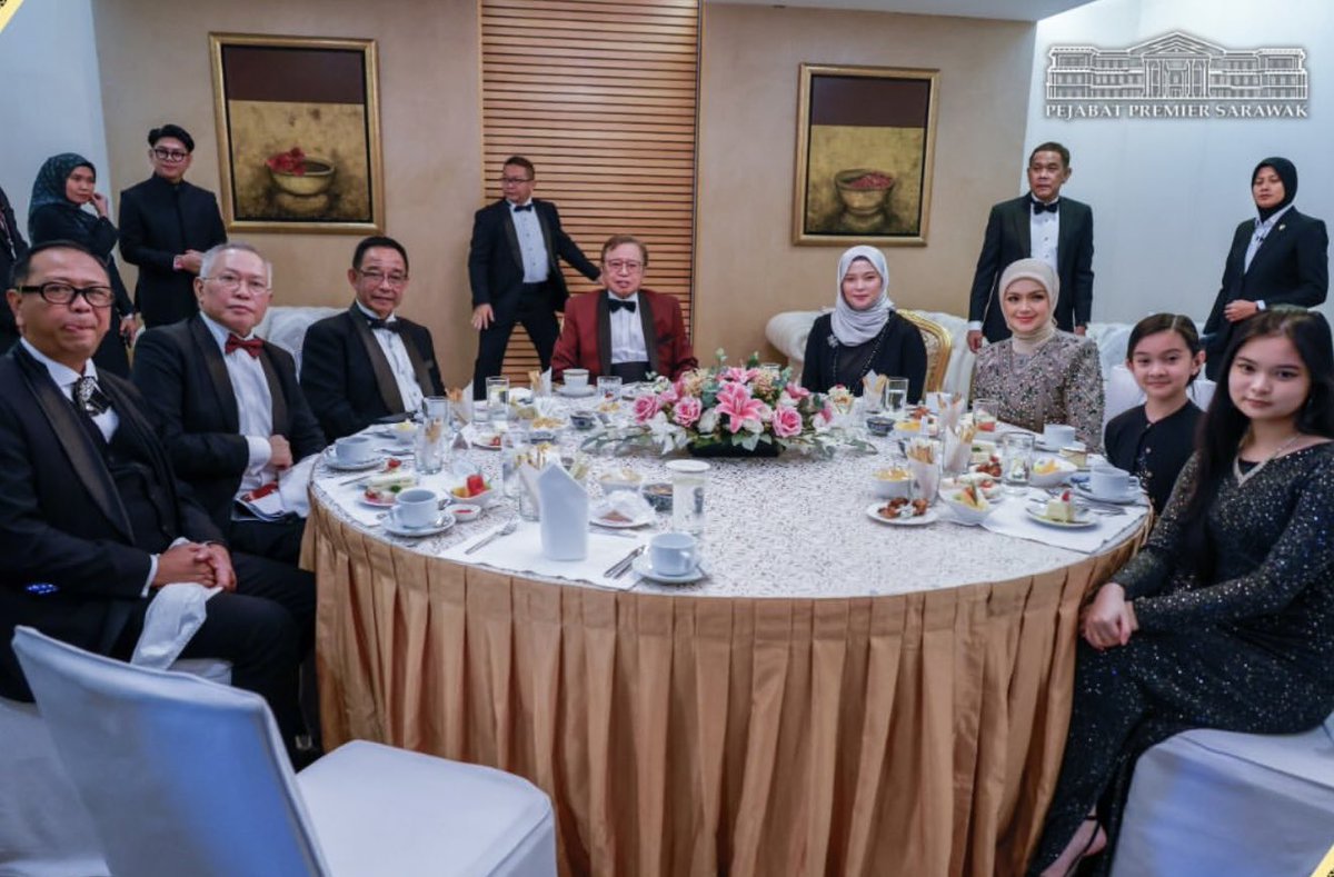BAD_ARSILA's tweet photo. Biduanita Negara, YBhg. Dato’ Sri Siti Nurhaliza bersama Premier Sarawak, YAB Datuk Patinggi Tan Sri (Dr) Abang Haji Abdul Rahman Zohari di Anugerah Industri Muzik ke-25 https://t.co/lqWChmH4t4