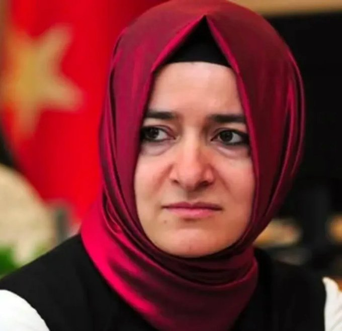 TC_MKemal's tweet photo. Fatma Betül Sayan Kaya 2,2 milyar lirayı iade ettiği söyleniyor

👉Belge ve dekont nerede?
👉Hukuken 2.2 milyar TL değil, 2 katı 4.4 milyar TL iade etmesi gerekmiyor mu?
👉İlk yatırdıkları 163 milyon TL'yi nasıl kazandılar?
👉2.2 milyar lirayı iade etmesi tutuklanmasına engel mi? https://t.co/D7wUj5HFum