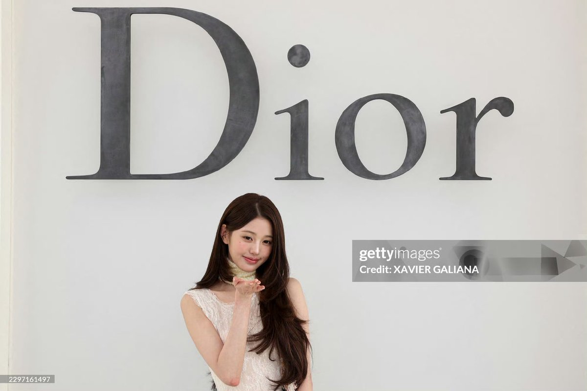 Vanish77ing's tweet photo. Wonyoung’s flawless beauty dazzles Dior PFW audience.

WONYOUNG IN DIOR
#WonyoungDiorSummer27
#JANGWONYOUNG
#WONYOUNG
#DiorSummer27 @Dior https://t.co/f0VxC91UHT