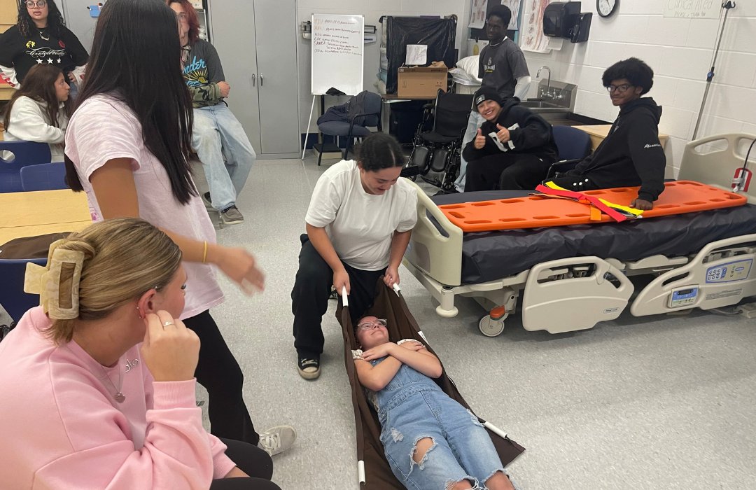 MeridenK12's tweet photo. 🚑 Yesterday, Platt High School welcomed Maloney High School students for a Clinical Skills Day! EMT students practiced vital signs, patient movement, and communication skills. Next month, Maloney will host Platt for CPR and First Aid training.

#herestudentssucceed https://t.co/TYGLZxxCoz