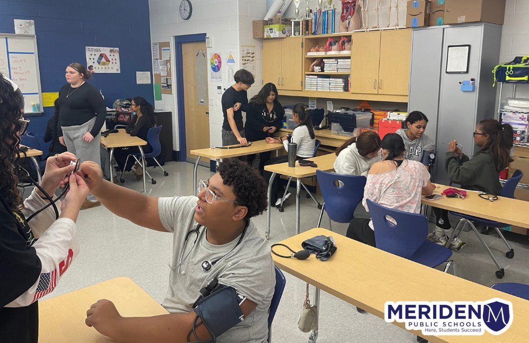 MeridenK12's tweet photo. 🚑 Yesterday, Platt High School welcomed Maloney High School students for a Clinical Skills Day! EMT students practiced vital signs, patient movement, and communication skills. Next month, Maloney will host Platt for CPR and First Aid training.

#herestudentssucceed https://t.co/TYGLZxxCoz