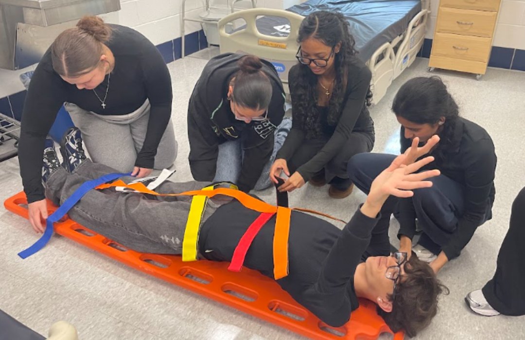 MeridenK12's tweet photo. 🚑 Yesterday, Platt High School welcomed Maloney High School students for a Clinical Skills Day! EMT students practiced vital signs, patient movement, and communication skills. Next month, Maloney will host Platt for CPR and First Aid training.

#herestudentssucceed https://t.co/TYGLZxxCoz
