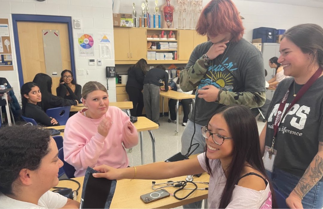 MeridenK12's tweet photo. 🚑 Yesterday, Platt High School welcomed Maloney High School students for a Clinical Skills Day! EMT students practiced vital signs, patient movement, and communication skills. Next month, Maloney will host Platt for CPR and First Aid training.

#herestudentssucceed https://t.co/TYGLZxxCoz