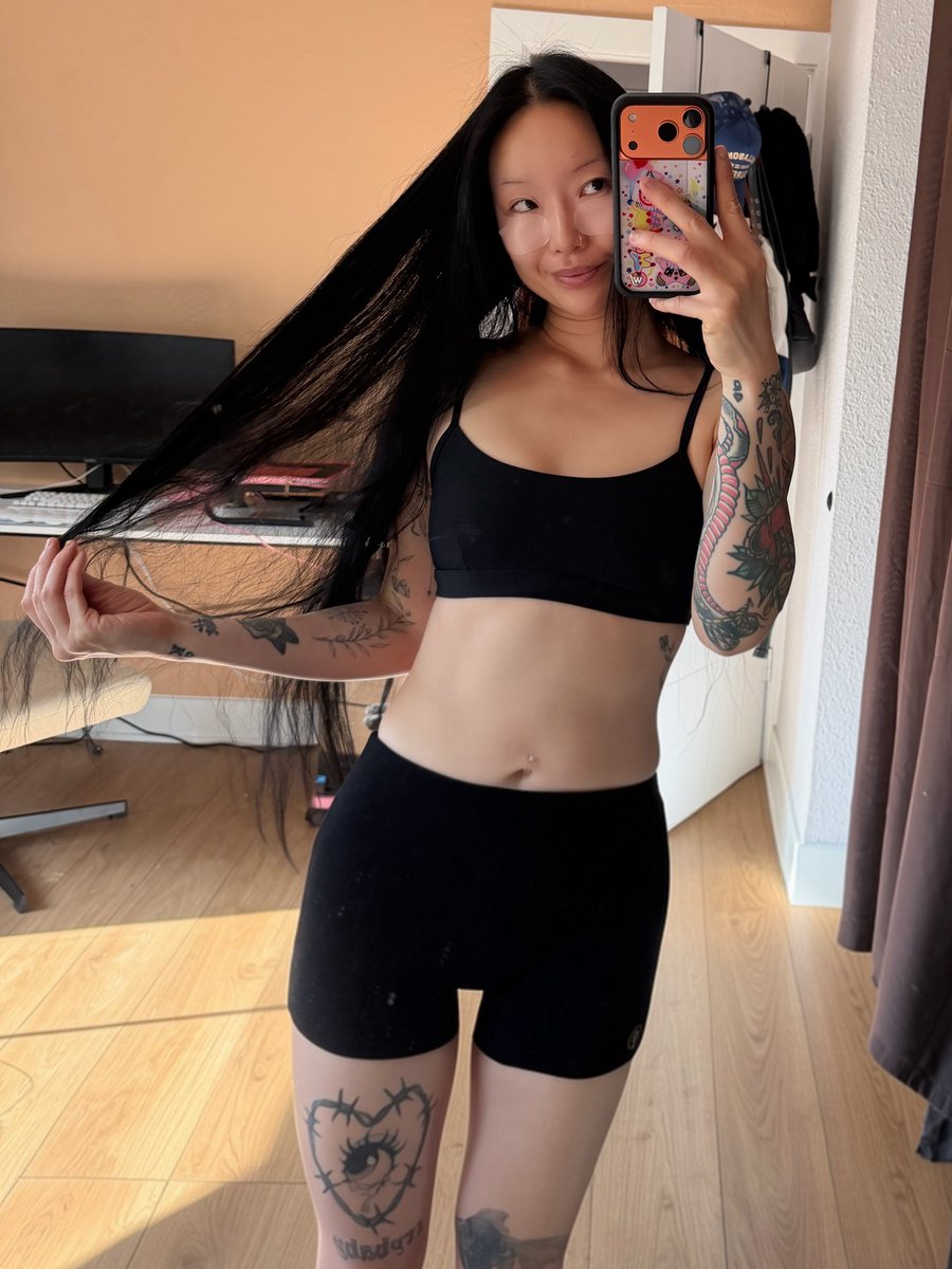 oopskimi's tweet photo. How do i look? https://t.co/KhE0JqAkNS