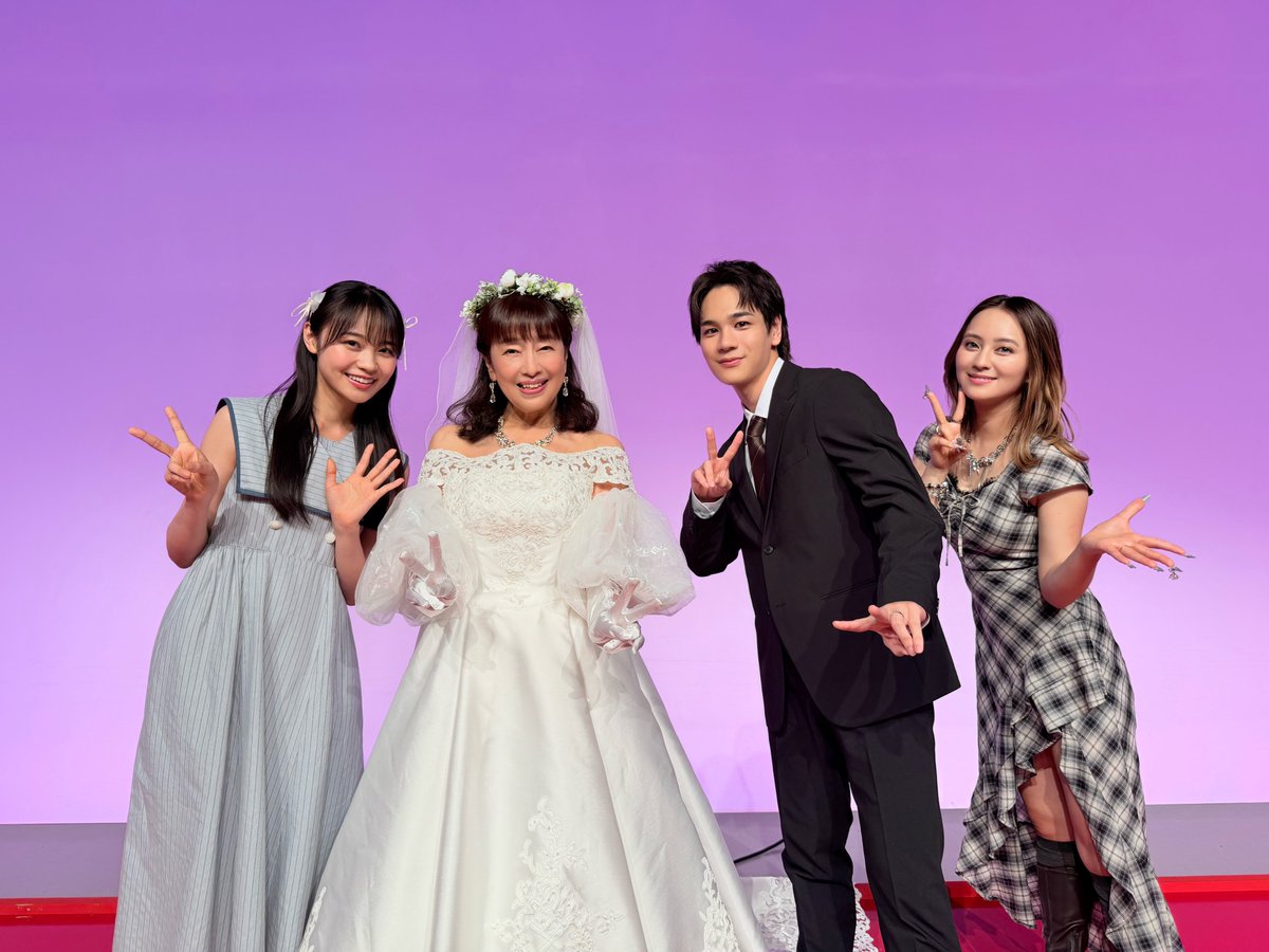 2216_tx's tweet photo. #夫婦と16歳 〜狂気の隣人〜🌹
TVer & U-NEXTで配信中！

📸✦•✧•『 蔵出し𝐎𝐟𝐟 𝐒𝐡𝐨𝐭 』•✧•✦📸
記者会見では、
TVerポーズのお写真も撮影していました📷✨

⭐︎U-NEXTでは全話見放題独占配信中!📱
⭐︎TVerで最終話を無料見逃し配信中.ᐟ.ᐟ
🔗第𝟭𝟮話❯❯https://t.co/2DMiKNe6a4
　※TVer配信は𝟭𝟬/𝟴(木)深夜𝟮𝟰:𝟰𝟰まで⚠️
＃かたせ梨乃 #豆原一成 #岡田結実 #林芽亜里