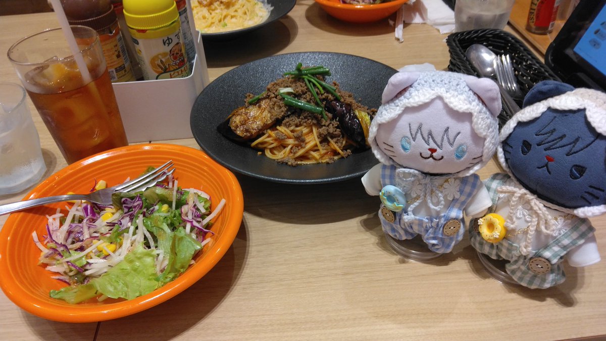 senaneko0524's tweet photo. あの日の思い出✨①
🪐ワールドの開園と同時に入場して、真っ先に向かったのがミニキャラパネルの写真撮影でした。ベンチの後ろにあるんで人が座り始めると撮れないのよ。前回それを学んだ😅
横浜まで来て、なぜかランチは福岡発祥の店の🍝でした🤣 https://t.co/pLrFOCg1Wy