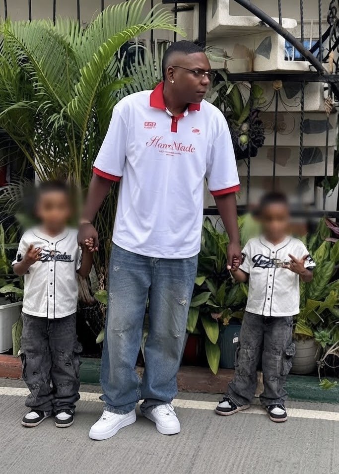 Jorge_BastidasR's tweet photo. SER JOVEN AFRO NO ES UN DELITO.
No es una estadística, era un muchacho que podría ser el hijo de cualquiera de quienes leen este trino. Tenía derecho a vivir, a ver crecer sus hijos, a luchar.

Luis Alfredo Chocó no tenía antecedentes, no pertenencia a ningún grupo criminal, la comunidad me dice que era un joven tranquilo y trabajador. Su familia está destrozada. 

¿Hay una orden desde el Gobierno para arremeter contra los jóvenes de las clases populares?

Hasta donde yo sé en Colombia no hay pena de muerte y la policía no tiene barra libre para disparar primero y preguntar después.

Acompañaremos este caso y haremos lo que sea necesario porque se sepa la verdad de su caso. 

—-
@petrogustavo @IvanCepedaCast