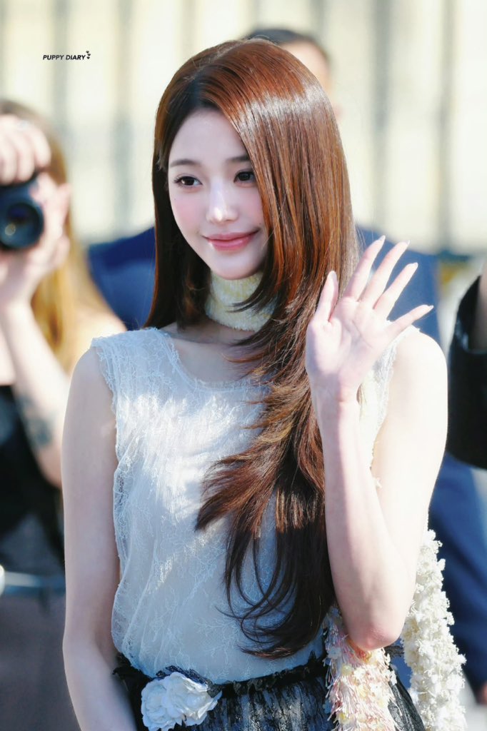 Vanish77ing's tweet photo. Wonyoung’s sublime allure graces Dior Paris fashion show.

WONYOUNG IN DIOR
#WonyoungDiorSummer27
#JANGWONYOUNG
#WONYOUNG
#DiorSummer27 @Dior https://t.co/IxvVJyXwD3