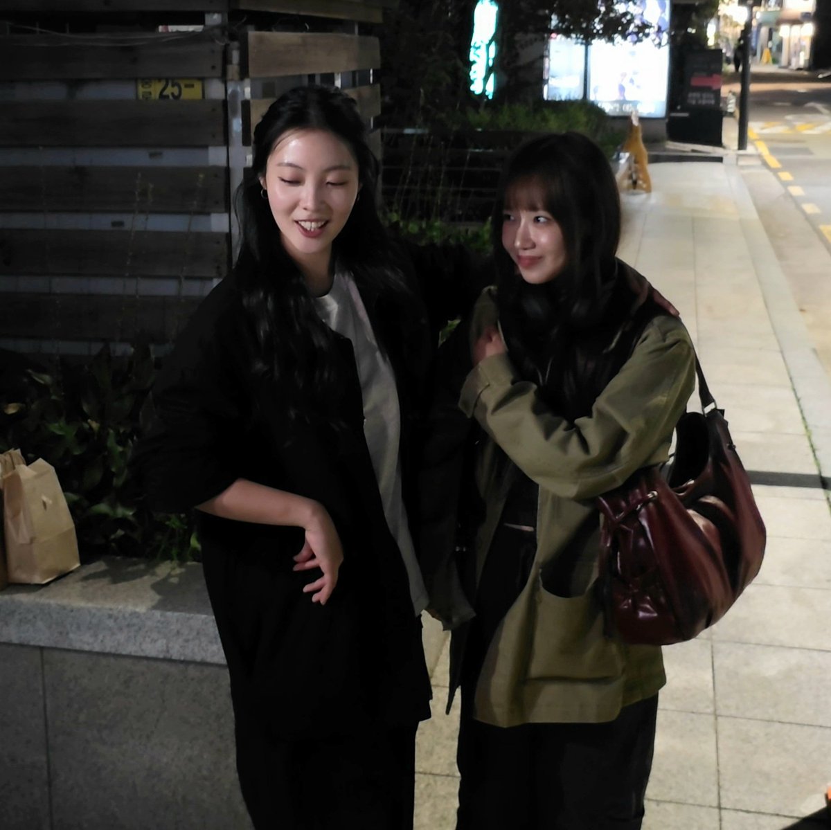 suyeonki190's tweet photo. 효정이 연극 보러온 유정이 🥰

#최유정 #노효정 #타오르는어둠속에서 https://t.co/iMSnYJV0Xx