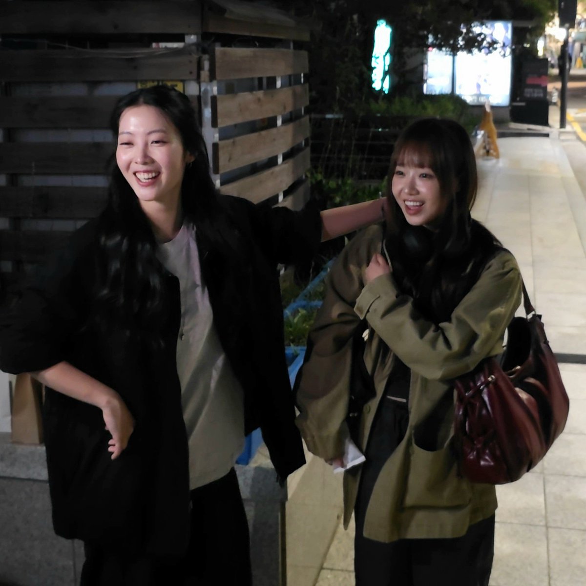 suyeonki190's tweet photo. 효정이 연극 보러온 유정이 🥰

#최유정 #노효정 #타오르는어둠속에서 https://t.co/iMSnYJV0Xx