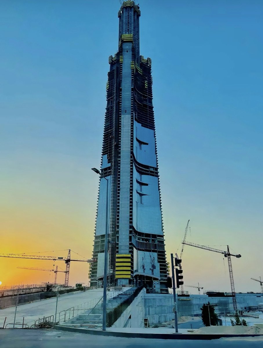 JEDTOWER's tweet photo. 🚨🇸🇦 تحديثات برج جدة

وصلنا رسميًا في #برج_جدة إلى الطابق 117 🏗️🔥

📏 الارتفاع الآن يقارب 470 متر
🏗️ 117 من أصل 167 طابق خرساني
🏢 117 من أصل 252 طابق إجمالي
⏳ باقي 50 طابق خرساني
🔝 وباقي 135 طابق لاكتمال كامل طوابق البرج

والصعود مستمر… خطوة بخطوة إلى أعلى نقطة في سماء جدة والعالم 🇸🇦🔥