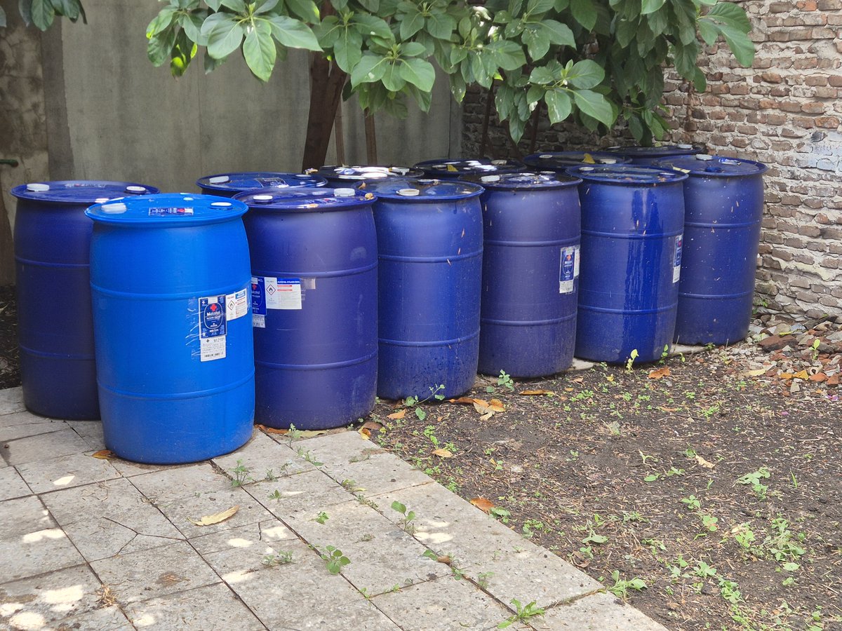 matiasjurisich's tweet photo. Vendo bidones de 200 litros grado alimentario.

Contuvo antes alcohol al 96%, estan impecables. https://t.co/o7pvIdYaqI