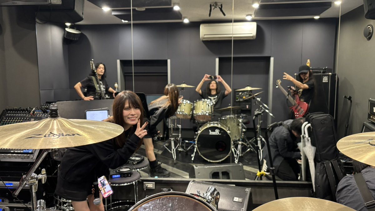 scarlet_thunder's tweet photo. 今日はLinganihilationのライヴ前の最終練習⚡️
一名、雨のせいで遅れて来たけど、セットリストは合わせられた！
からの打ち上げの練習🍺
頑張らねば〜⚡️ https://t.co/UajzdSvz74