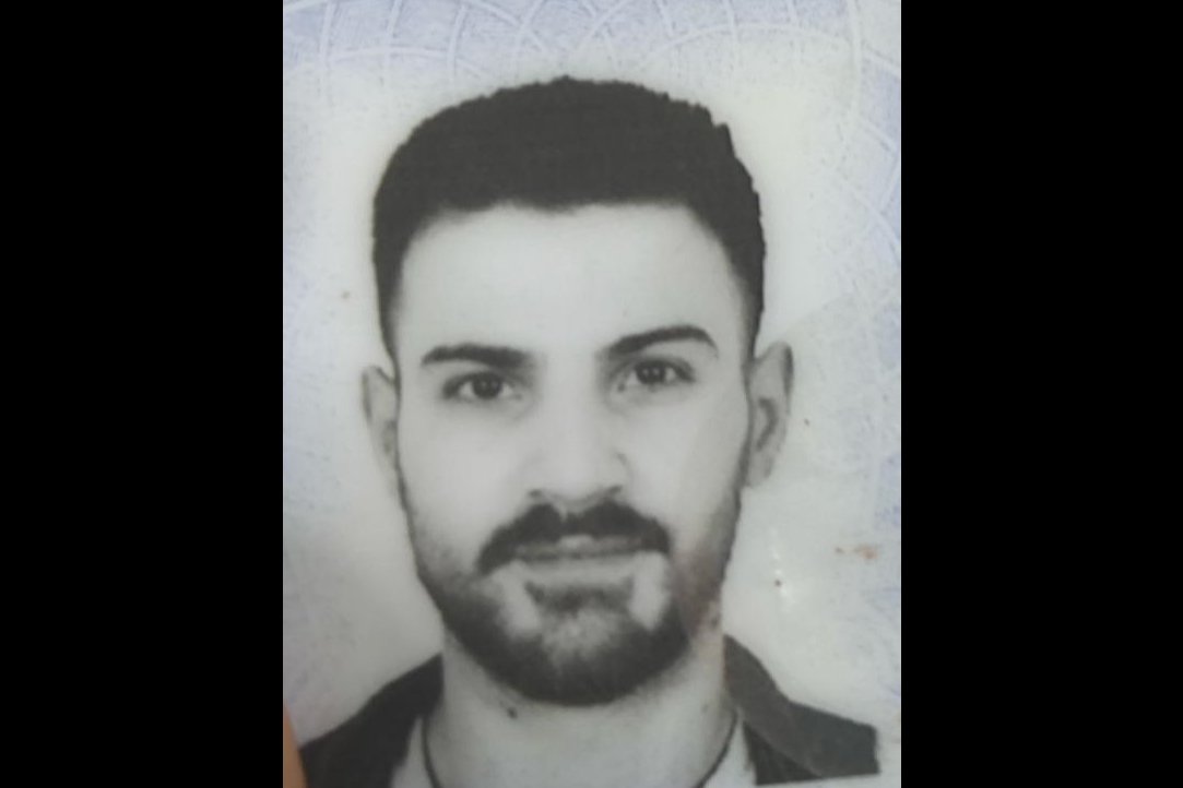 ToplumsalMht217's tweet photo. Bu ülke koskoca bir işçi mezarlığıdır!

Gaziantep 5'inci Organize Sanayi Bölgesi'ndeki bir tekstil fabrikasında çalışan 25 yaşındaki Şerif Özkaya, kolunu silindir makinesine kaptırması sonucu ağır yaralandı. Hastaneye kaldırılan işçi hayatını kaybetti. https://t.co/2TgdJ5s0rQ