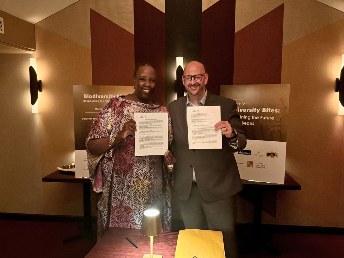 BiovIntCIAT_eng's tweet photo. On 24 September at #ClimateWeekNYC, the Alliance and @CIACulinary signed an MoU to connect science, biodiversity and culinary innovation.
Together, we’ll explore new ways to build more diverse, resilient and sustainable food systems. 👉 https://t.co/yfK5t9AVgH https://t.co/NzZFCX5Wbc