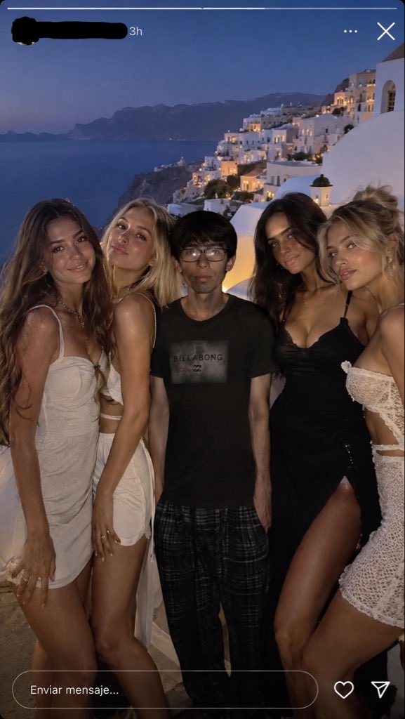CamilitaGnzlz's tweet photo. Un ex compañero de la secundaria empezó a subir stories con IA fingiendo viajes y rodeado de mujeres https://t.co/ryhtpZQlOY