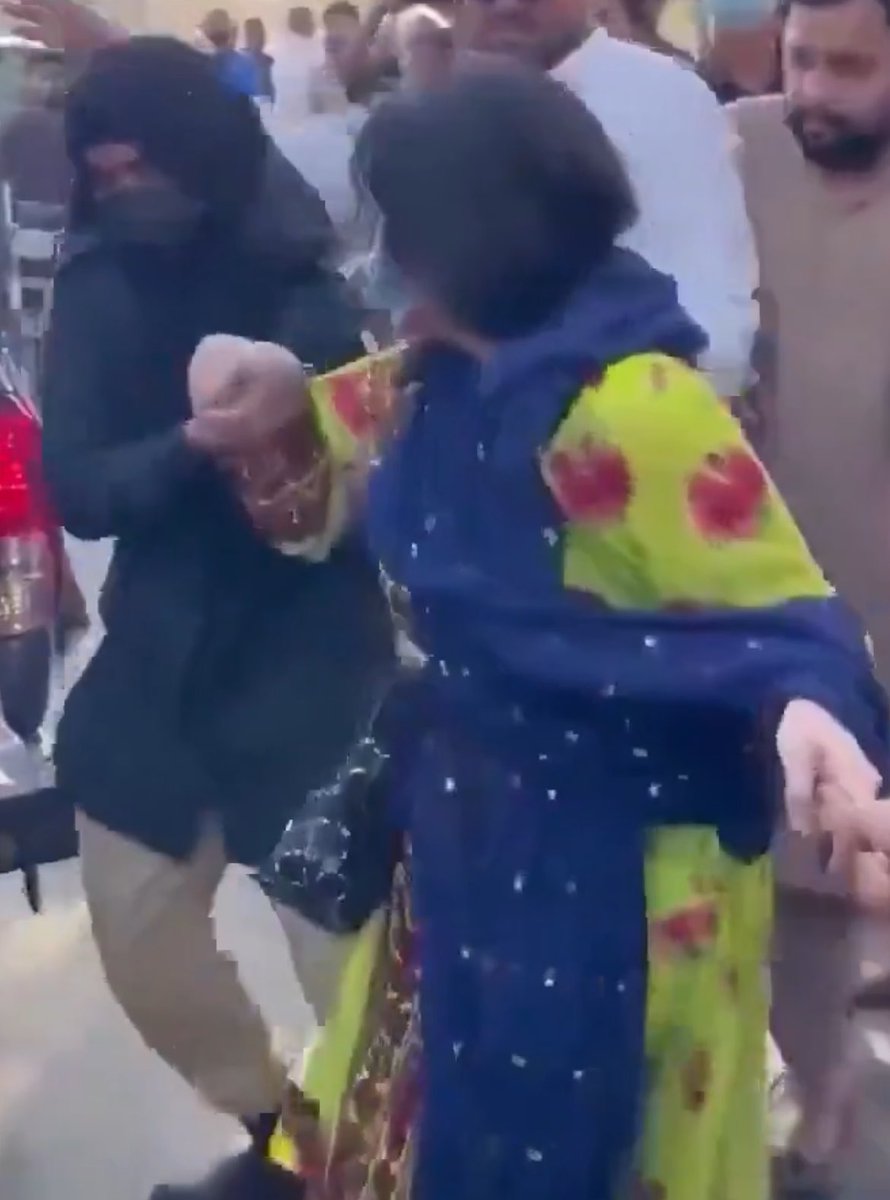 zehrijournalist's tweet photo. کل ریاست نے انکو سڑکوں پر تشدد کا نشانہ بنایا آج یہ ریاست کے سامنے بندوق اٹھا کر کھڑے ہو گئے https://t.co/TeaEaw2o4P