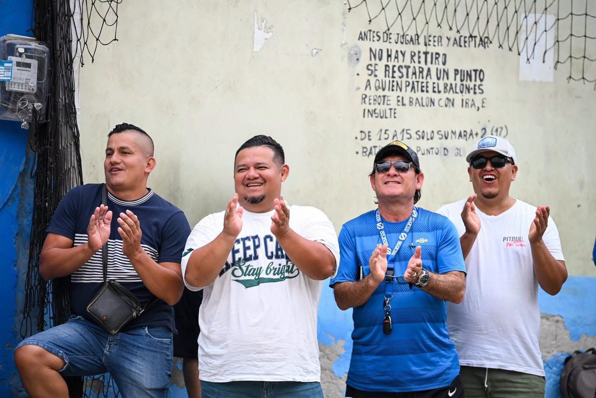 MantaNews92's tweet photo. #MANTA || ¡Invitado a conversatorios! Jaime Estrada, cumplió este fin de semana una amplia agenda de invitaciones, realizadas por gremios, asociaciones, dirigencias barriales  y organizadores de torneos deportivos y fiestas religiosas. Cada uno, para expresar respaldo hacia él. https://t.co/YD7uF1AaE7