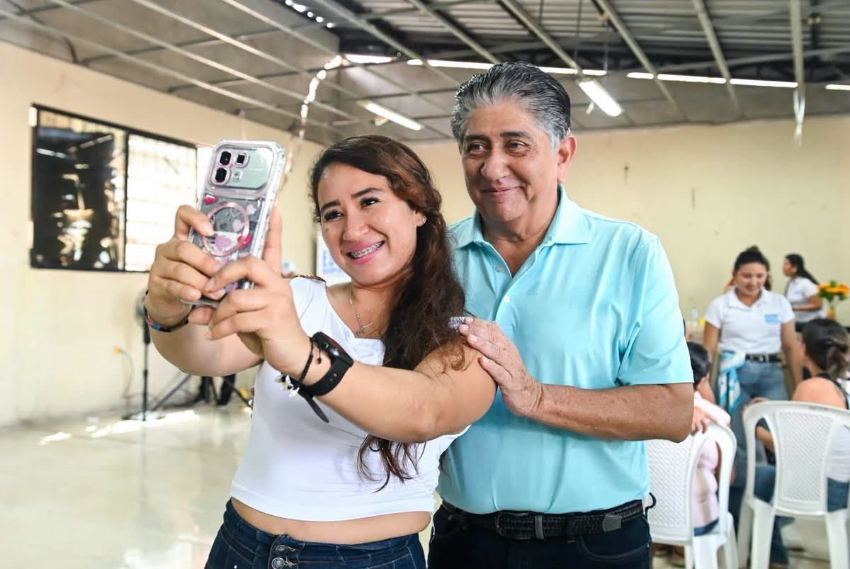 MantaNews92's tweet photo. #MANTA || ¡Invitado a conversatorios! Jaime Estrada, cumplió este fin de semana una amplia agenda de invitaciones, realizadas por gremios, asociaciones, dirigencias barriales  y organizadores de torneos deportivos y fiestas religiosas. Cada uno, para expresar respaldo hacia él. https://t.co/YD7uF1AaE7