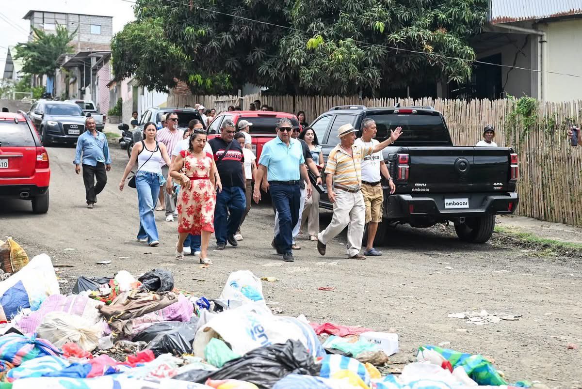 MantaNews92's tweet photo. #MANTA || ¡Invitado a conversatorios! Jaime Estrada, cumplió este fin de semana una amplia agenda de invitaciones, realizadas por gremios, asociaciones, dirigencias barriales  y organizadores de torneos deportivos y fiestas religiosas. Cada uno, para expresar respaldo hacia él. https://t.co/YD7uF1AaE7