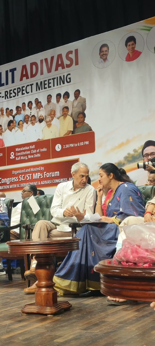 HC_meenaMP's tweet photo. आज नई दिल्ली में कांग्रेस पार्टी द्वारा आयोजित ‘दलित-आदिवासी स्वाभिमान बैठक’ को संबोधित किया।
इस दौरान पंजाब के पूर्व मुख्यमंत्री श्री चरणजीत सिंह चन्नी जी एवं महिला कांग्रेस की राष्ट्रीय अध्यक्ष श्रीमती अलका लांबा जी से देश में दलितों एवं आदिवासियों के सम्मान, अधिकार और सामाजिक न्याय से जुड़े महत्वपूर्ण विषयों पर विस्तार से चर्चा हुई।
उत्तराखंड के हल्द्वानी में कांग्रेस अध्यक्ष आदरणीय श्री मल्लिकार्जुन खरगे जी के कार्यक्रम के बाद मंच के ‘शुद्धिकरण’ की घटना ने एक बार फिर समाज में मौजूद जातिगत भेदभाव और छुआछूत की मानसिकता पर गंभीर सवाल खड़े किए हैं।
दलितों और आदिवासियों का सम्मान कोई कृपा नहीं, बल्कि उनका संवैधानिक अधिकार है। 
सामाजिक न्याय और संविधान की मूल भावना की रक्षा और दलित–आदिवासी स्वाभिमान एवं अधिकारों के लिए हमारी आवाज संसद से सड़क तक मजबूती से उठती रहेगी।
@INCIndia
@kharge
@RahulGandhi
@CHARANJITCHANNI 
@LambaAlka 
@incrajasthan