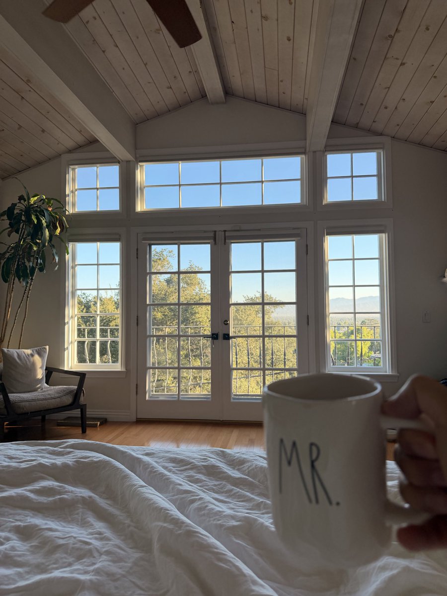 TheDaveAbbitt's tweet photo. Good morning, Twitter! Things are heating up in LA. Sunny skies and humidity all day with a high of 92F. Have a great day! 🌅☕️ https://t.co/OgmNuOHeLq
