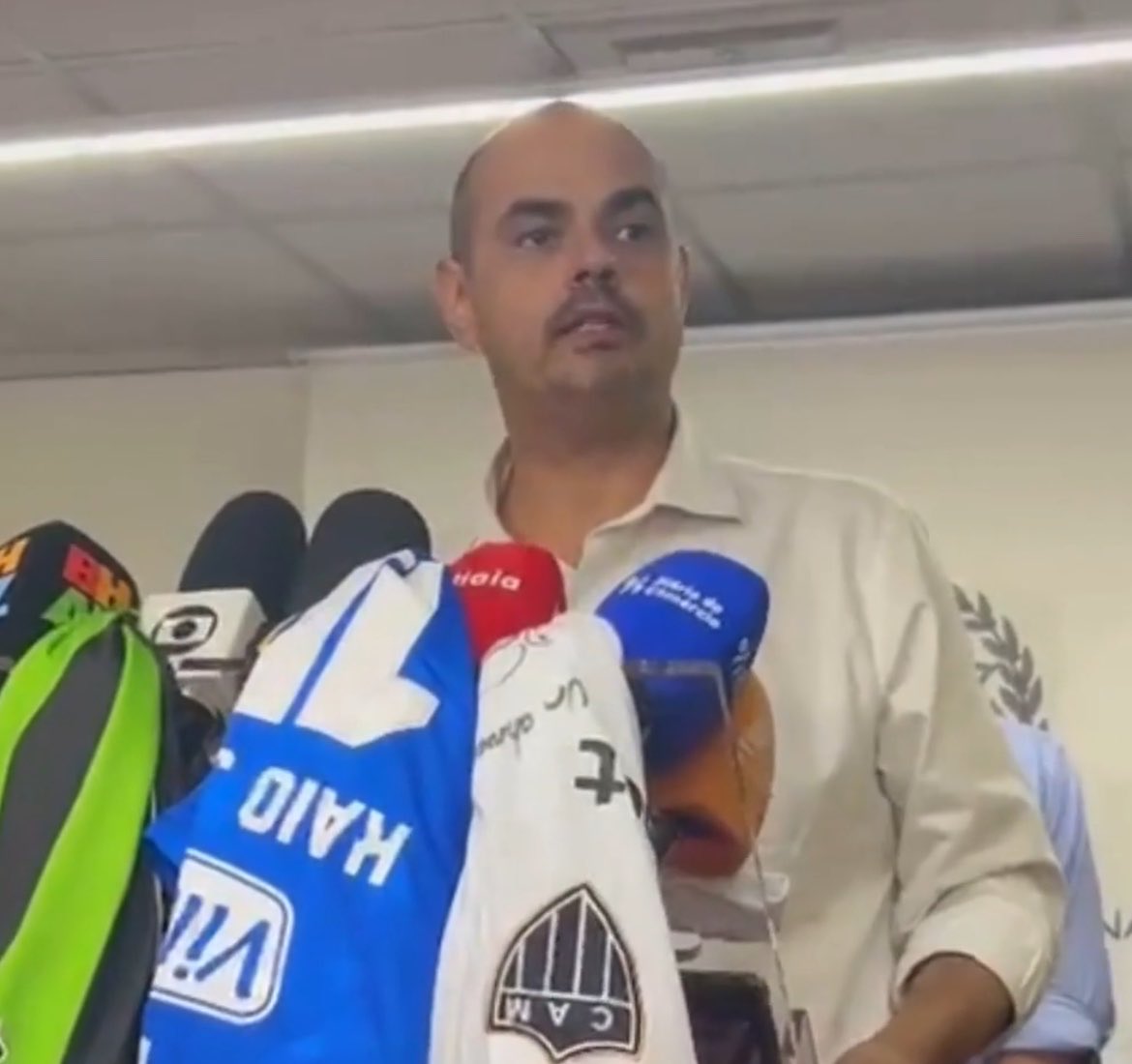 InfoGalo_'s tweet photo. 🚨 AGORA: Governo de Minas Gerais anuncia que fornecerá um auxílio de R$ 32 milhões aos clubes mineiros que vão ficar sem o patrocínio de bets. 

O valor será dividido da seguinte forma: Atlético e Cruzeiro receberão R$ 15 milhões cada, enquanto o América ficará com R$ 2 milhões. 

 A medida ocorre após a proibição de contratos de patrocínio com empresas de apostas esportivas. O atual governador Mateus Simões, em evento, convidou empresas mineiras a também apoiarem o futebol local.

A Companhia de Desenvolvimento de Minas Gerais (Codemge) e a Companhia Energética de Minas Gerais (Cemig) também irão colaborar no pagamento e terão seus nomes estampados nas camisas dos clubes, em espaços a serem definidos, não necessariamente como patrocinadores master do clube, que ficam em posição de destaque na frente dos uniformes.

🗞️ Via @otempo