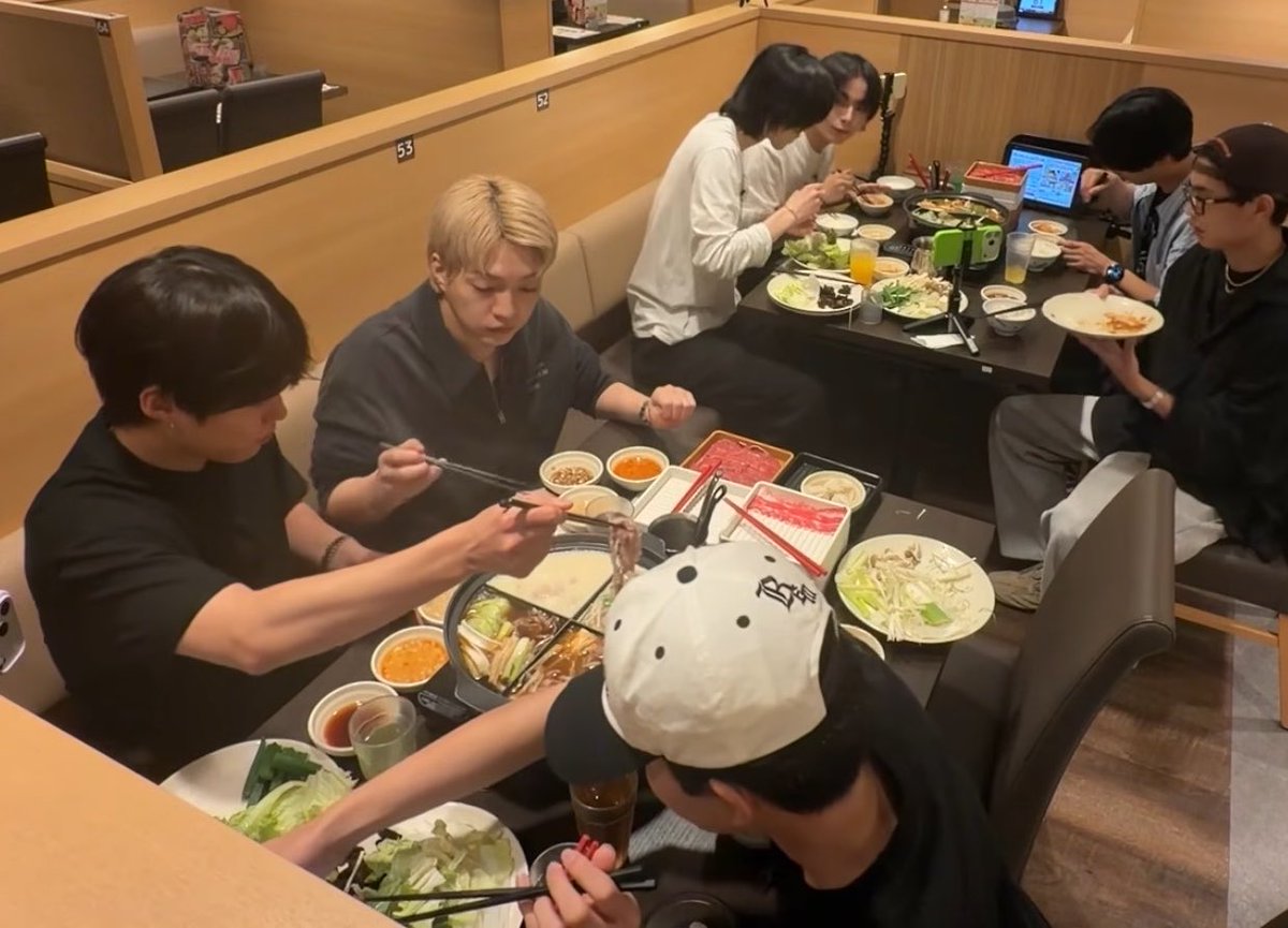 qljj27's tweet photo. 4人が汁2つで3人が4つなの、食べ盛り具合分かりやすくていい https://t.co/xQ0oYnlyQD