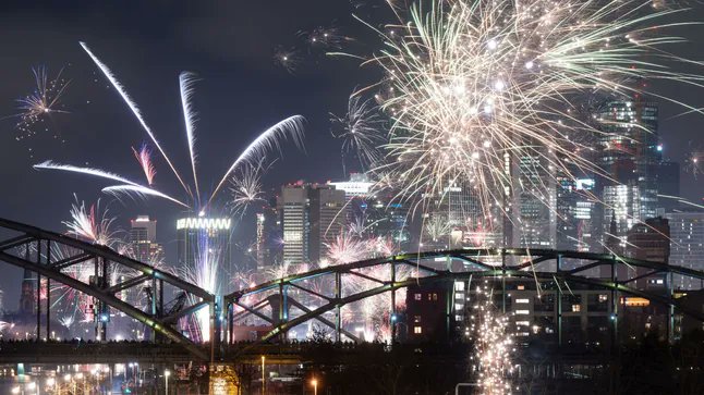 SchnittmengeGe's tweet photo. ⚡️Frankfurt weitet Böllerverbot an Silvester deutlich aus
Die Stadt erweitert die Bereiche, in denen in der Silvesternacht 2026 kein Feuerwerk gezündet werden darf. Neu betroffen sind unter anderem Teile des Mainufers, mehrere Brücken und angrenzende Uferstraßen. https://t.co/2Rh2up1WAt