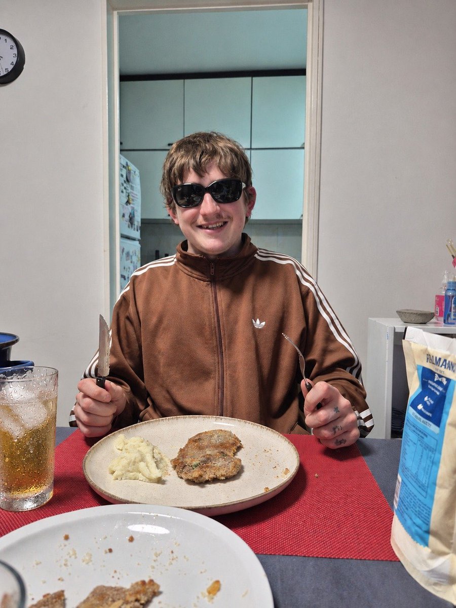 RealTimeRating's tweet photo. UN FAN DE DILLOM LO INVITÓ A COMER MILANESAS CON PURÉ Y CERVEZA CON HIELO. DILLOM: YENDO. https://t.co/BCbg5xTuWa
