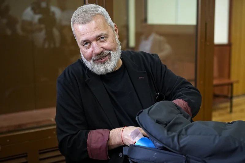 brewerov's tweet photo. Очень важная история сегодня в The Atlantic. Издание пишет, что Муратов встретился с посланником Трампа Джоном Коулом и убедил его попробовать освобождать политзаключенных, используя в том числе модель, которую они уже проверили в Беларуси, где удалось освободить сотни людей.

Муратов сам добивался этой встречи. Он рассказал Коулу, как во времена холодной войны освобождение политзаключенных становилось отдельной частью переговоров между США и СССР. Принес фотографии Беркович, Петрийчук и других заключенных, рассказал их истории. После этого Коул зашел к Трампу и получил согласие президента попробовать такой подход.

Сейчас, по данным The Atlantic, Коул собирает списки заключенных в России. Отдельный список активистов, журналистов и других людей, находящихся в тюрьме за антивоенную позицию, составляет сам Муратов.

Можно по-разному относиться к идее обменивать санкционные послабления на освобождение людей, но нельзя не отметить, что именно Муратов сегодня по-настоящему и серьезно занимается темой политзаключенных.

Это вызывает у меня искреннее уважение. После обысков в «Новой газете», несмотря на риски, которые берет на себя и он сам, и редакция, Муратов продолжает эту работу. Контактирует напрямую с людьми принимающими решения на  Западе, фактически с администрацией Трампа, и добивается того, чтобы вопрос политзаключенных был частью реальных переговоров.

Это не абстрактный разговор о правах человека и не выступление с трибуны. Это точная работа с конкретными людьми, которая, я очень надеюсь, принесет результат.

Муратов, с моей точки зрения, сегодня один из главных, а возможно, один из немногих людей, кто действительно системно занимается освобождением политзаключенных.

Искренне восхищаюсь им как человеком. Надеюсь, что все получится. Держим кулаки.