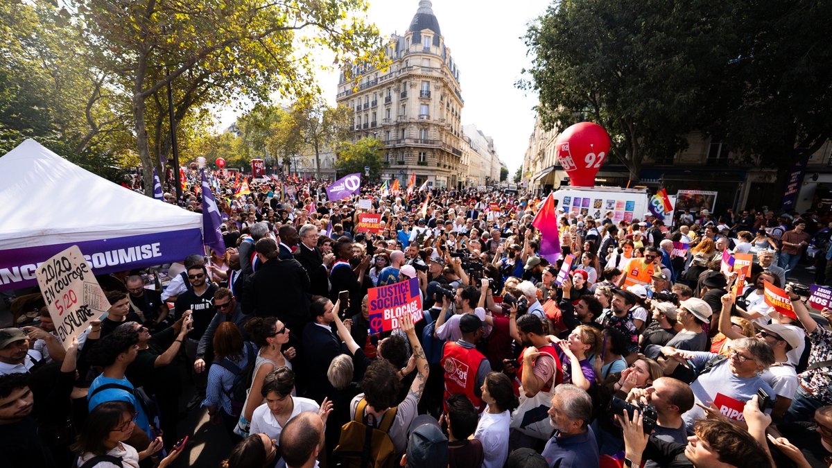 ManonAubryFr's tweet photo. Vive le service public ! Aujourd’hui, plusieurs centaines de milliers de fonctionnaires manifestent partout en France pour défendre nos services publics, que les macronistes ont détruits méthodiquement.

En 2027, nous réparerons le service public. https://t.co/0bUlLtKlqA