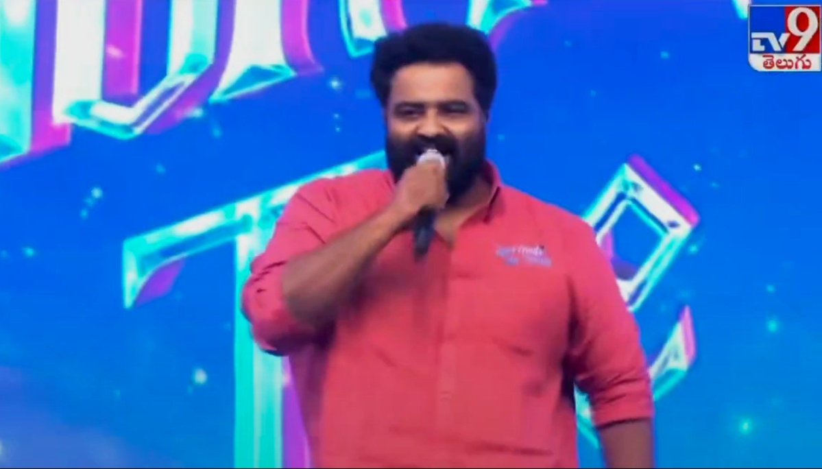 TheCrazyOne_1's tweet photo. Emanna @tarak9999 annaki red bale suit aithadi ❤️ https://t.co/ANftBr0lDW