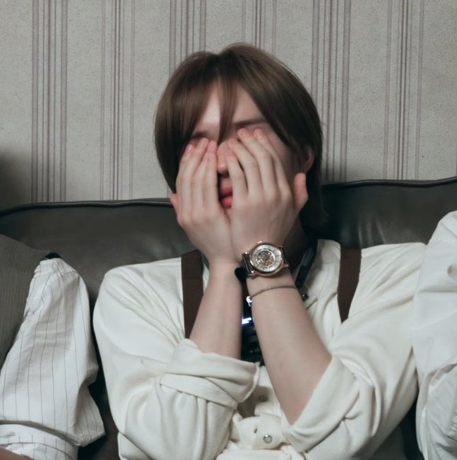 luckytobeluved's tweet photo. 정도껏 귀여워라 진짜 
무서우면 눈 가리는거 진짜 너무 귀여운데 손가락 끝 핑쿠인거까지 ㅅㅂ 에바잖아 나 힘들다 ........ https://t.co/w3H4K1rf1E