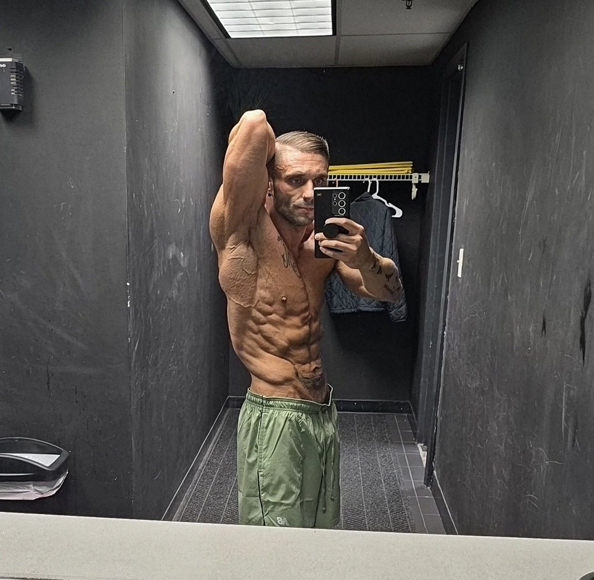 DezLabRD's tweet photo. July 20th - August 4th
Little over 2 weeks.

This is what high dose slu-pp-332 can produce. ZERO diet change. 

164.6lbs - 152.6lbs

I have been saying for a very long time that slu-pp-332 is the #1 compound for fat loss ever created. https://t.co/mzUkNq02sm