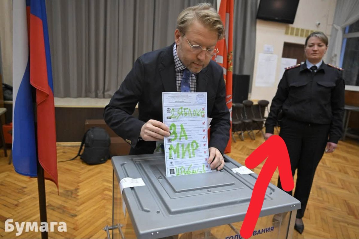 hayneedleman00's tweet photo. @mediazzzona Интересно, если по версии правоохранителей он совершил во время голосования правонарушение, то почему данная сотрудницы не задержала его прямо там на месте? https://t.co/0SZb48aA9W