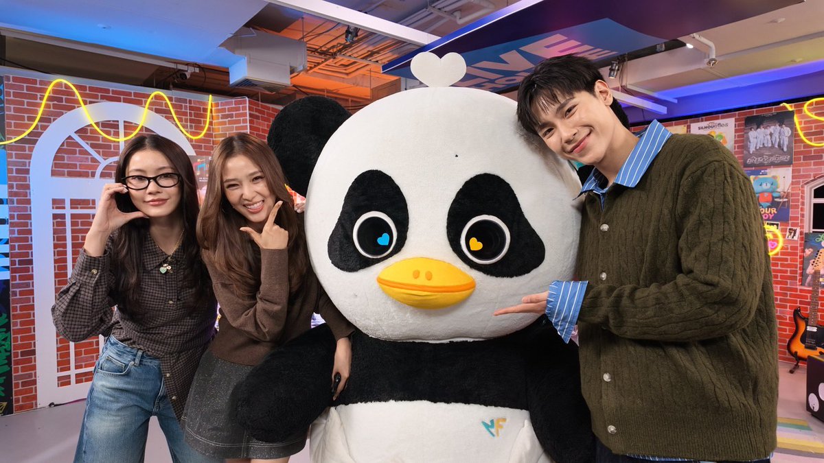 GMMTV's tweet photo. #GMMTVLiveHouse วันนี้มาแล้วว มาคุยกับ จูเนียร์ และ 3 สาวสุด Glamorous “น้ำตาล ฟิล์ม LUNAR”  กันนะทุกคน ใครที่ทิ้งเบอร์ไว้ รอรับสายด้วยนะคะ 🪩✨

YT : https://t.co/b38fxAyhlL
TT : https://t.co/pn7eFXtLar

GMMTV Live House ทุกวันอังคาร และ พฤหัสบดี
เวลา 21:30 น. ทาง YouTube และ TikTok : GMMTV
#GMMTV
@jnnrrs @NamtanTipnaree @filmracha @lunar_GMMTV