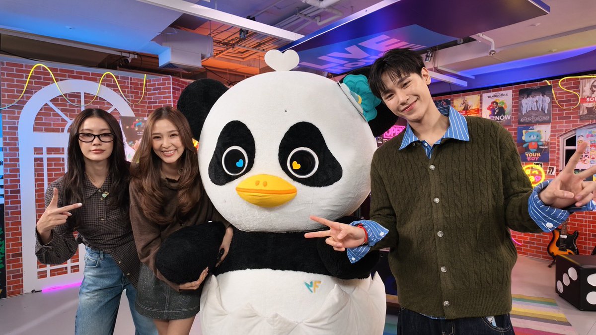 GMMTV's tweet photo. #GMMTVLiveHouse วันนี้มาแล้วว มาคุยกับ จูเนียร์ และ 3 สาวสุด Glamorous “น้ำตาล ฟิล์ม LUNAR”  กันนะทุกคน ใครที่ทิ้งเบอร์ไว้ รอรับสายด้วยนะคะ 🪩✨

YT : https://t.co/b38fxAyhlL
TT : https://t.co/pn7eFXtLar

GMMTV Live House ทุกวันอังคาร และ พฤหัสบดี
เวลา 21:30 น. ทาง YouTube และ TikTok : GMMTV
#GMMTV
@jnnrrs @NamtanTipnaree @filmracha @lunar_GMMTV